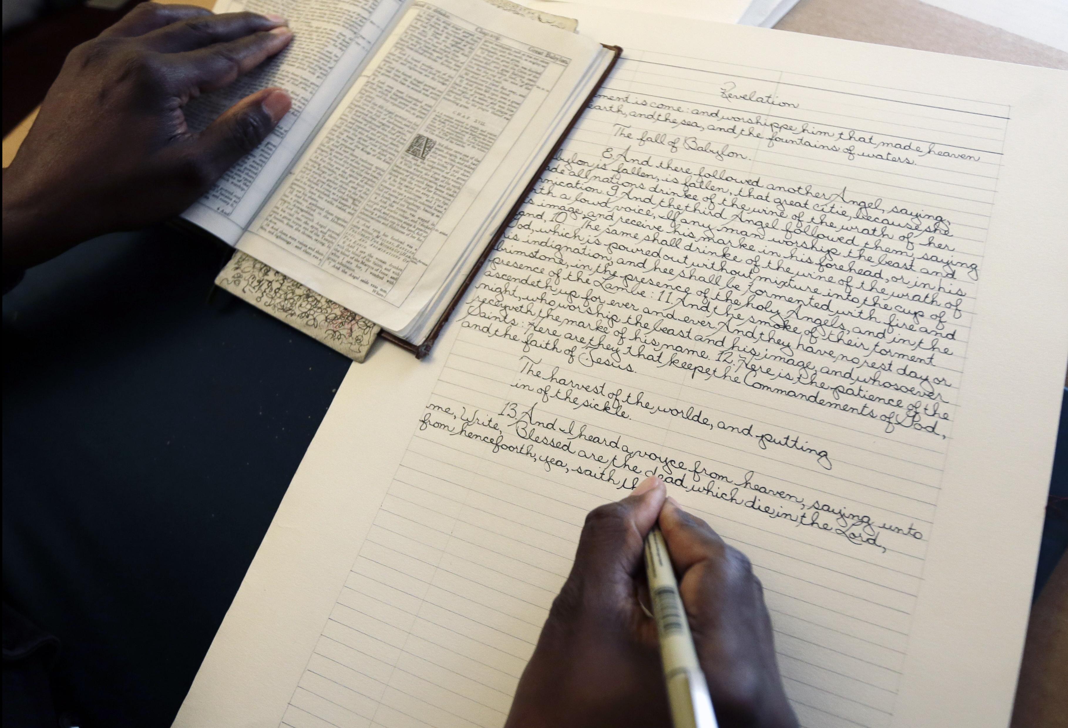 Νεοϋορκέζος έγραψε με το χέρι ολόκληρη τη Βίβλο